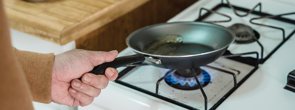 Cocina de gas con una sarten para ilustrar el artículo de como funciona la tarifa TUR de gas